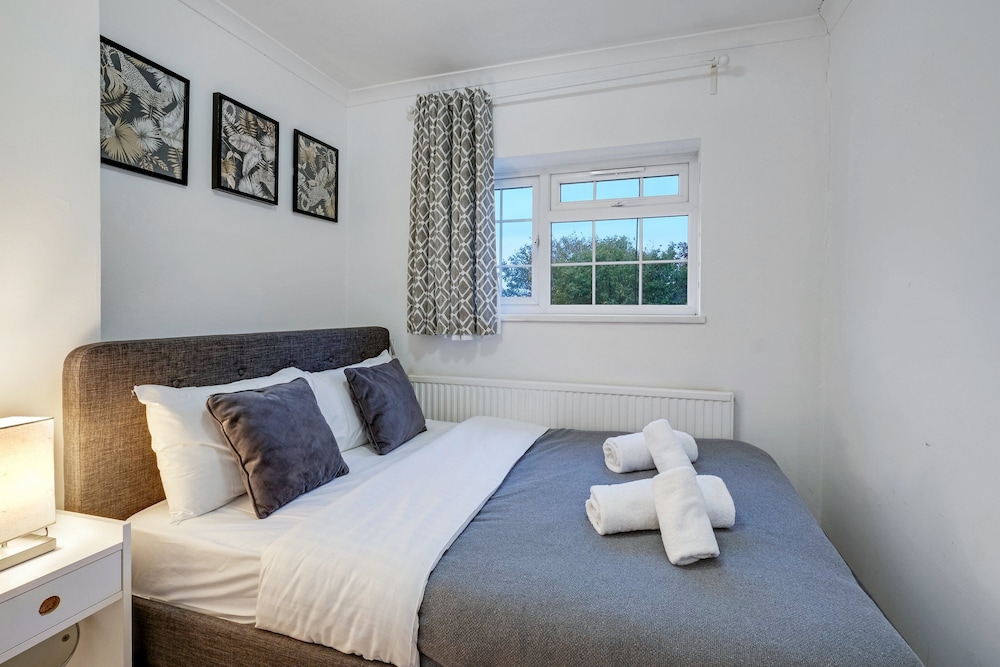 Modern 4 Bedroom Hse Garden in Feltham