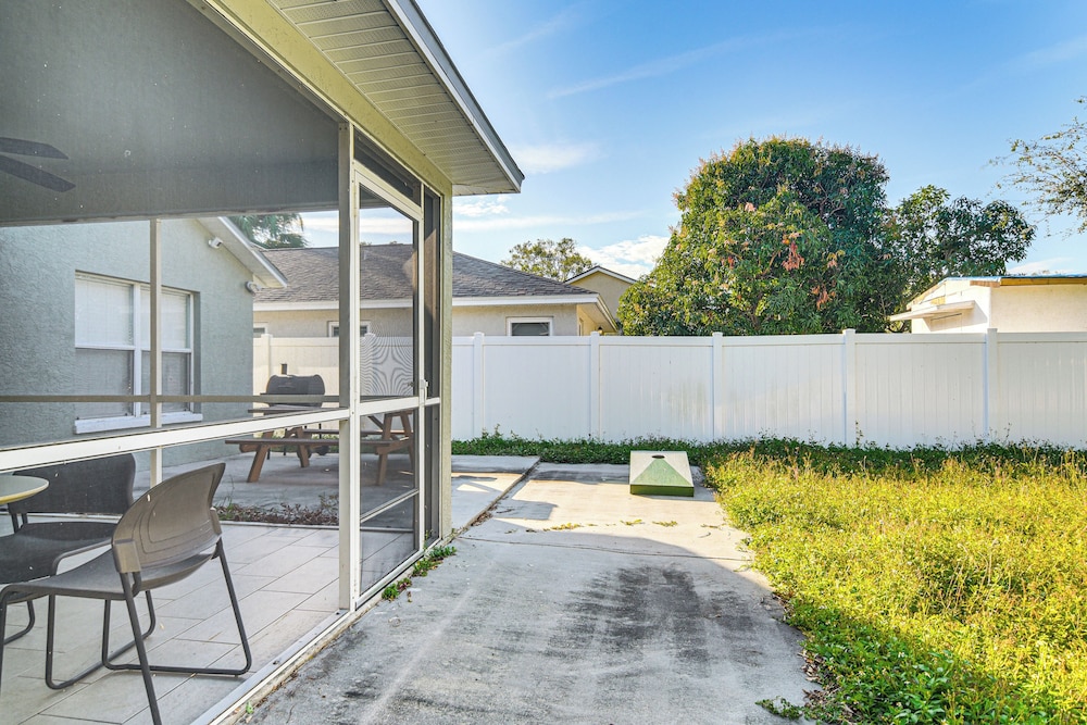 3 Mi to Clearwater Beach: Home w/ Patio & Grill!