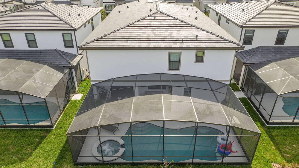 Brand NEW 12bedrooms 12bathroom At Paradiso Grande