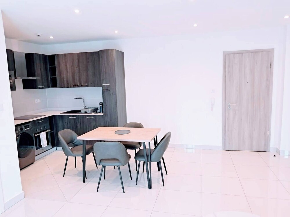 Unique 2 BDR Apartment at Loxwood House With Rooftop Pool and Gym