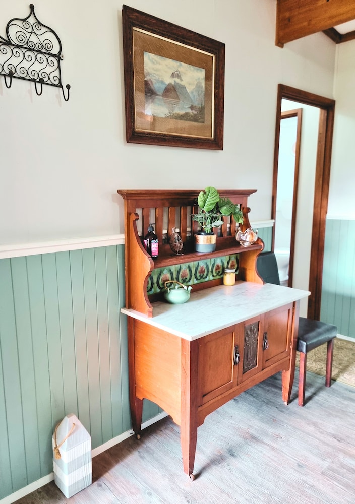 Rustic Country Lane Farmhouse in Lysterfield