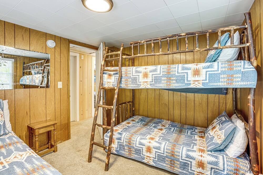 Autumn Escape on Glen Lake: Waterfront Cottage!