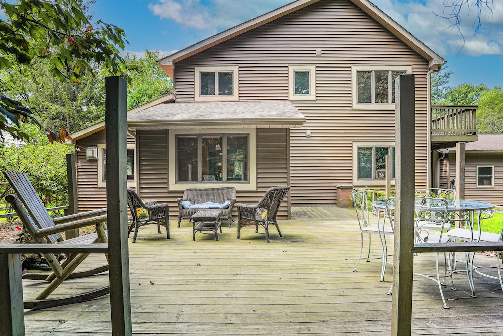 Wooded Retreat on 5 Acres: 6 Mi to Edinboro Lake!