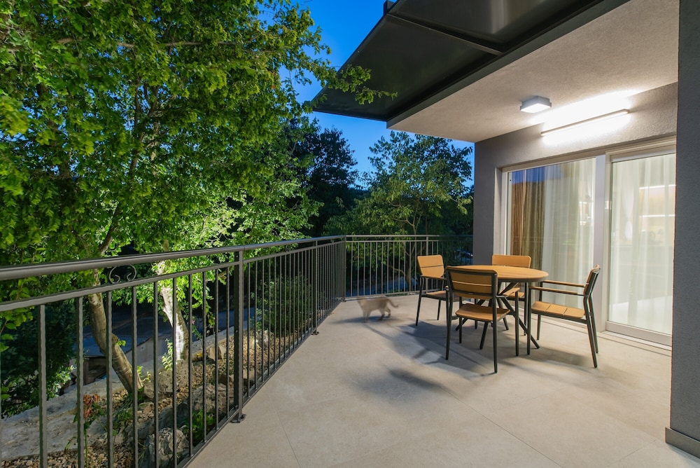 Villa River Rose with pool and jacuzzi, near the river beach
