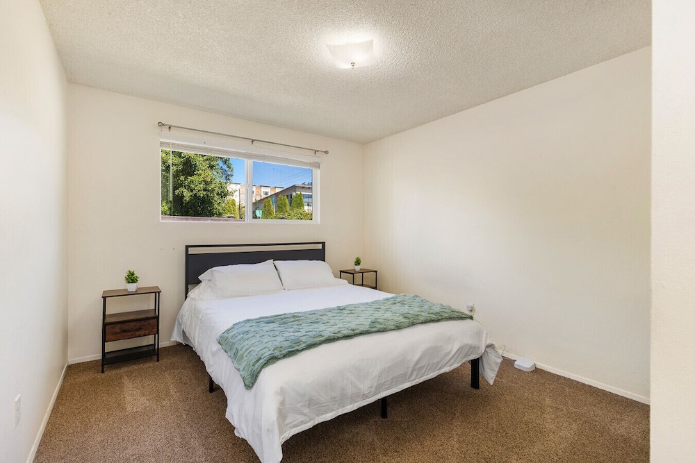 Family-friendly 2BR Home in Lynnwood w Parking