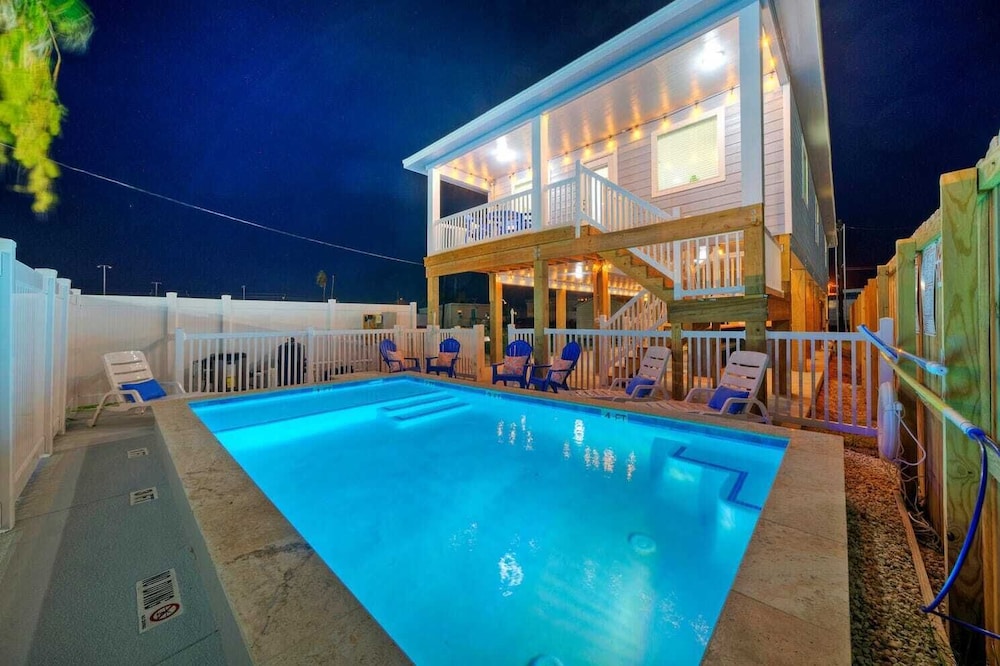 Sleeps 16 2 Homes, Priv Pool, Ping-pong 1block to Alister St. Shops & Dining