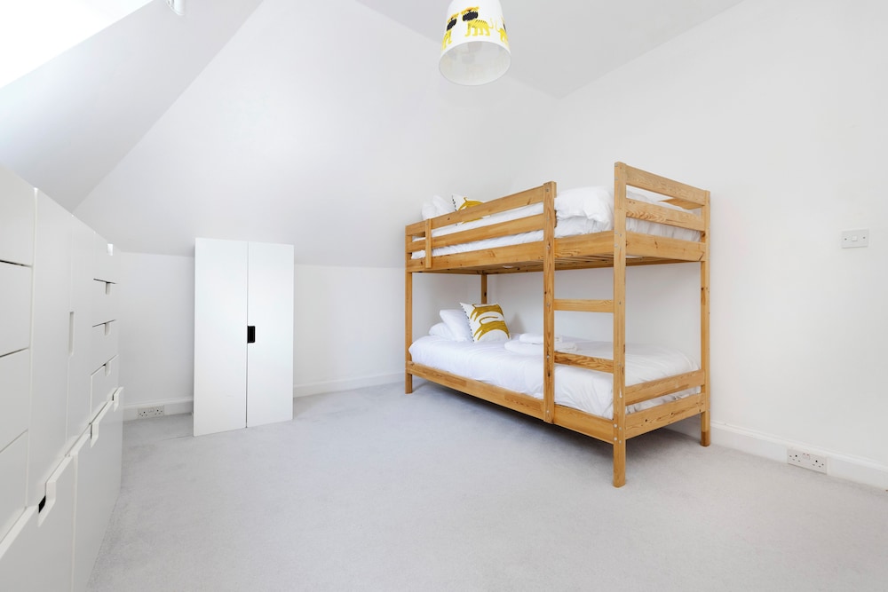 Delightful 3-bed Flat with Parking