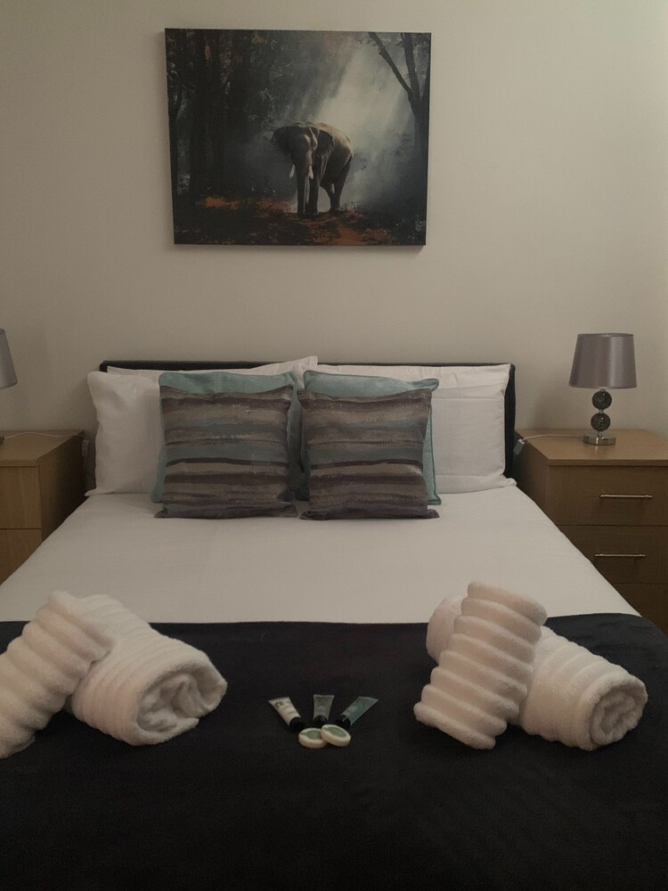 Absolute Stay in Sherwood-free Parking-east Midlands Airport-contractors-family view 5
