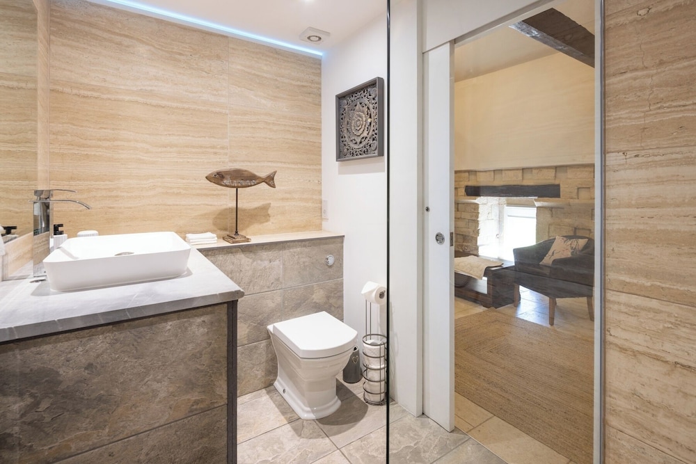 The Dovecote, Rowden Manor- Sleeps 6 & Parking