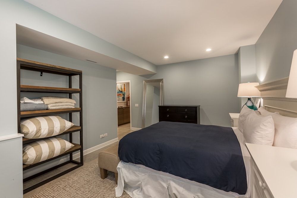Perfect 1BR in Lincoln Park - Steps to DePaul! by AllSet Turnover photo 4