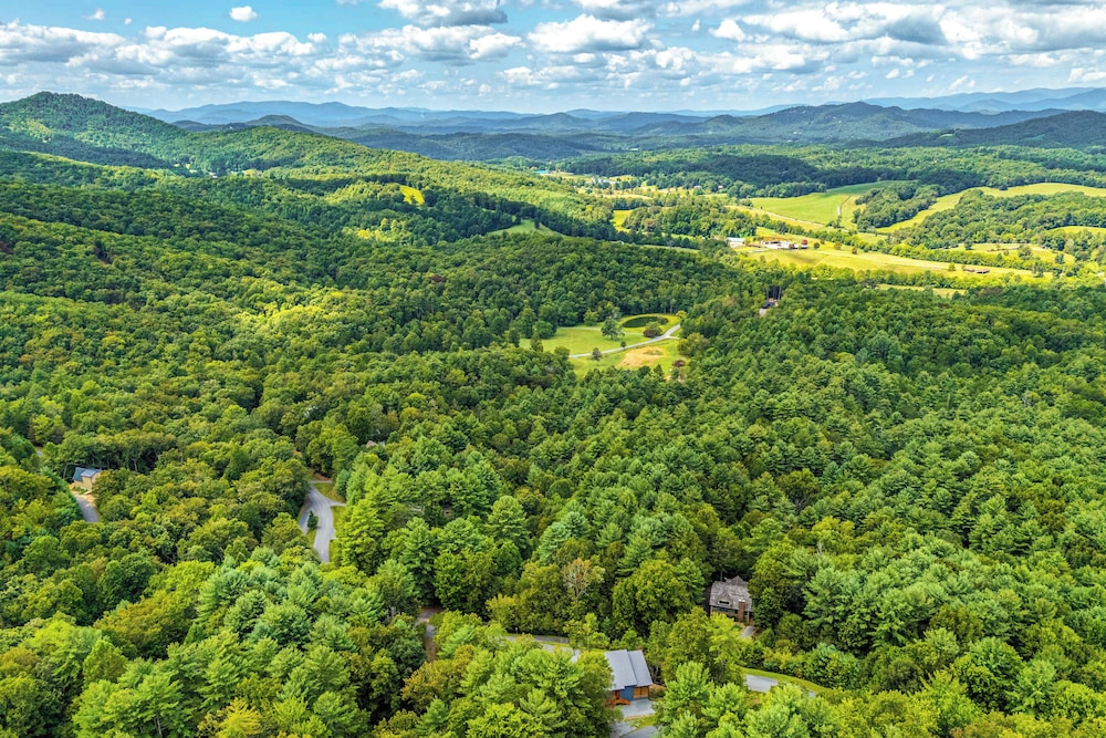 Mtn-view Decks & Fire Pit: Quiet Brasstown Escape