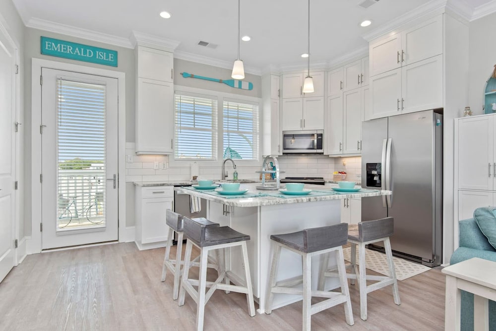 Luxury Beach Condo 5 Min Walk to Beach Shops