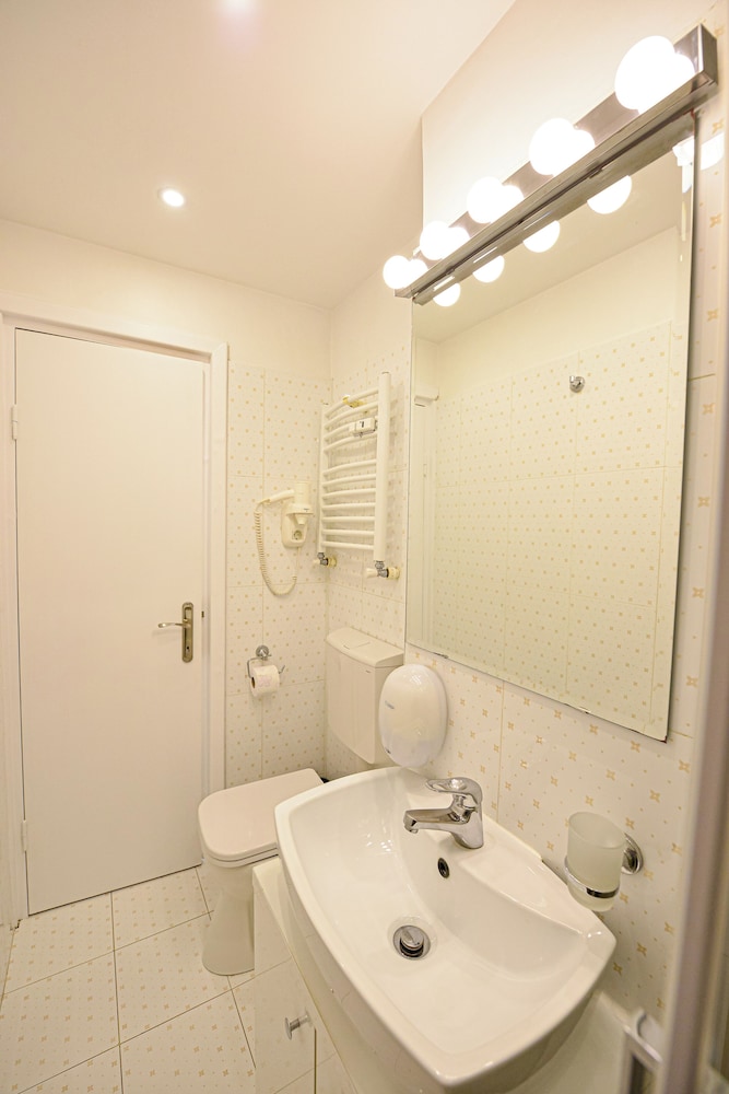 Libra Apartment - Two Bedrooms - 5 Guests - Next To Cismigiu Gardens