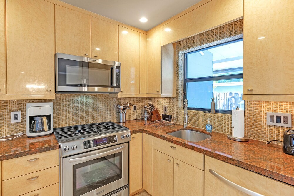 Chic 3BR Sanctuary Steps From The Drive Paradise