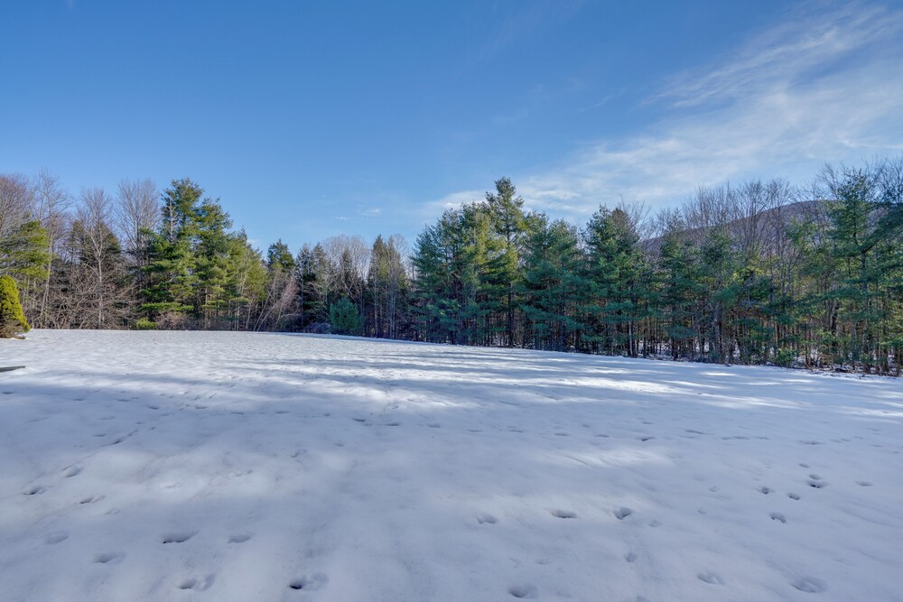 3 Mi to Colgate Lake: Mtn-view Home, Deck + Grill!
