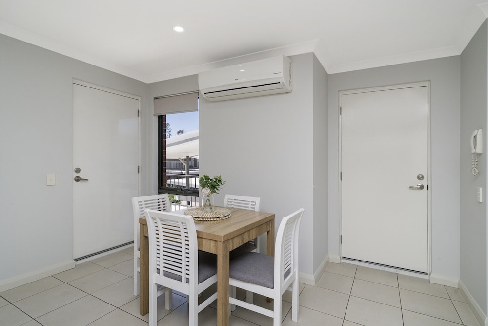 Sunny 2-bed in Quiet Location With Balcony
