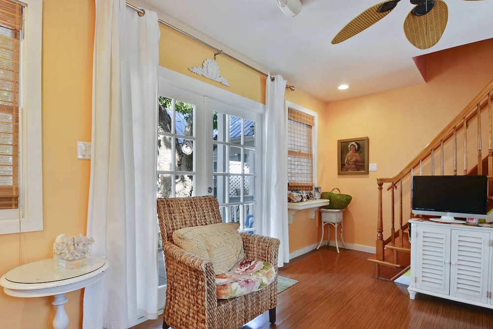 Tranquility by Avantstay Close to Duval St w/ BBQ & Shared Pool view 5