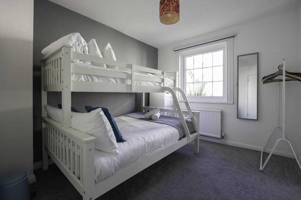Myrtle Cottage With Free Parking By My Getaways view 4