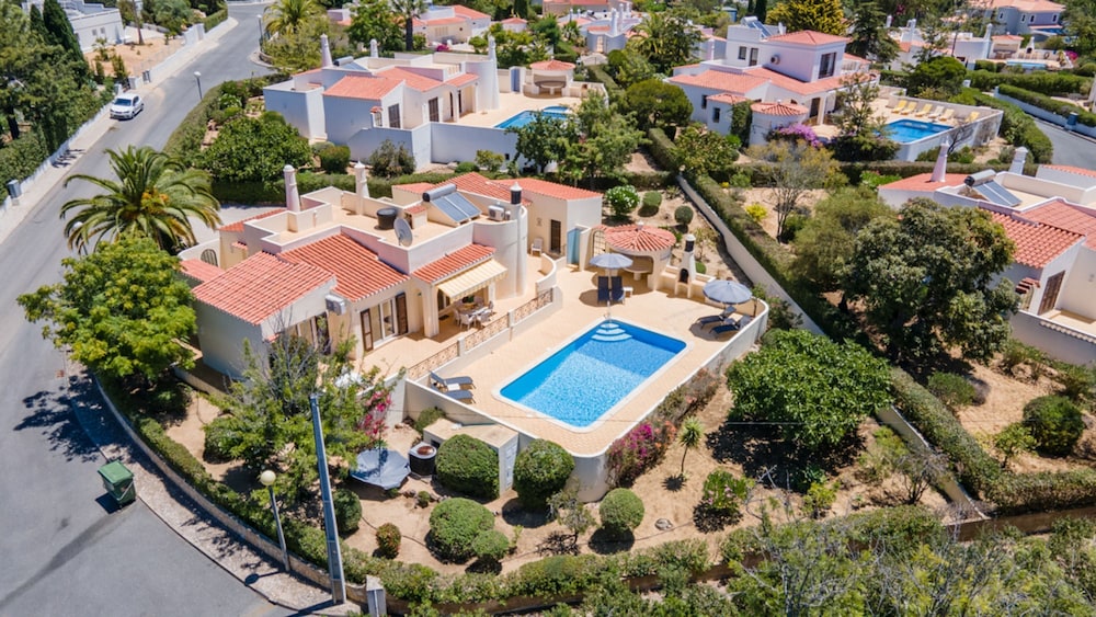 61 vdm Superb Villa on Vale do Milho With Heated