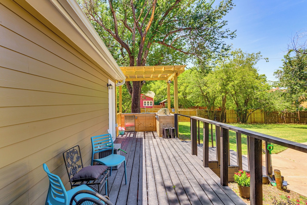3 Mi to Dtwn Okc: Pet-friendly Paseo Gem!