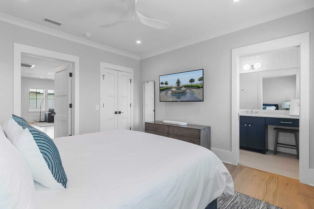 712 Ocean Blvd by Avantstay New Construction w/ Pool, Game Zone, Private Beach Access, and Oceanfront Views