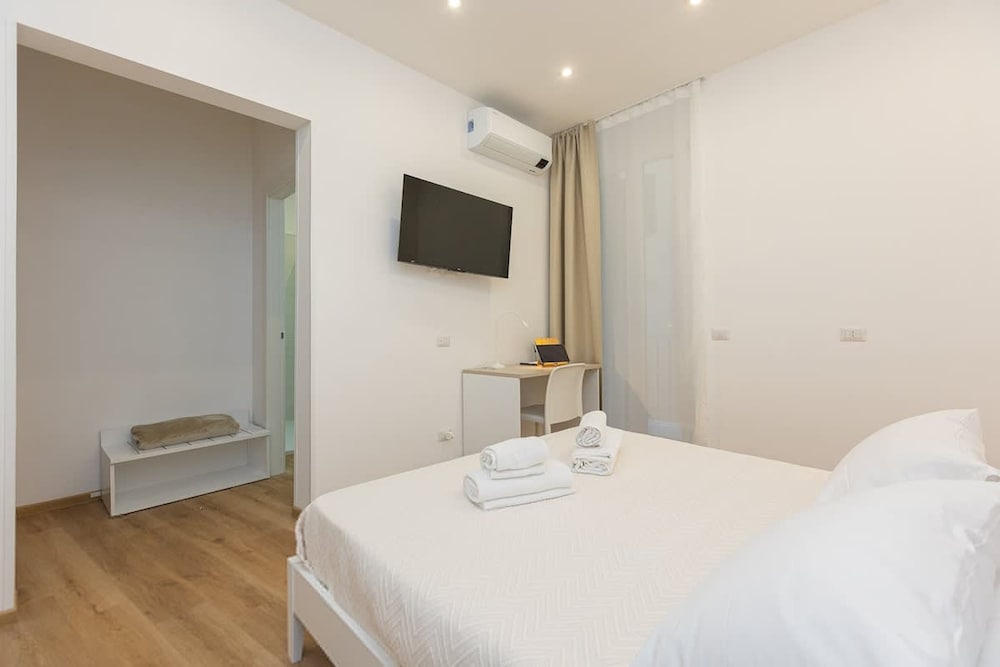 Colosseum Holidays - Three-bedroom Apartment