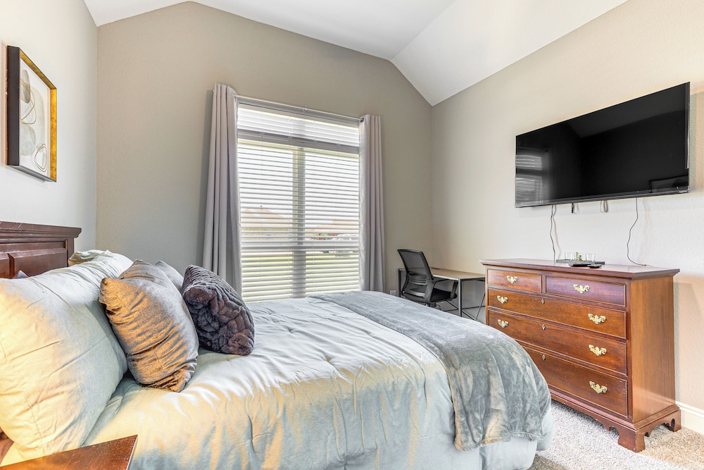 Suburban Bliss! Cozy Home w/ Neighborhood Perks