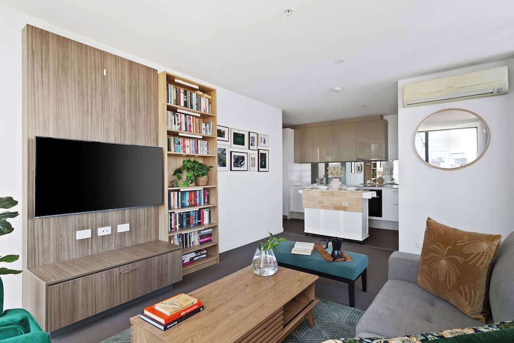 A Cozy 2BR Apt With Harbour Views and Free Parking
