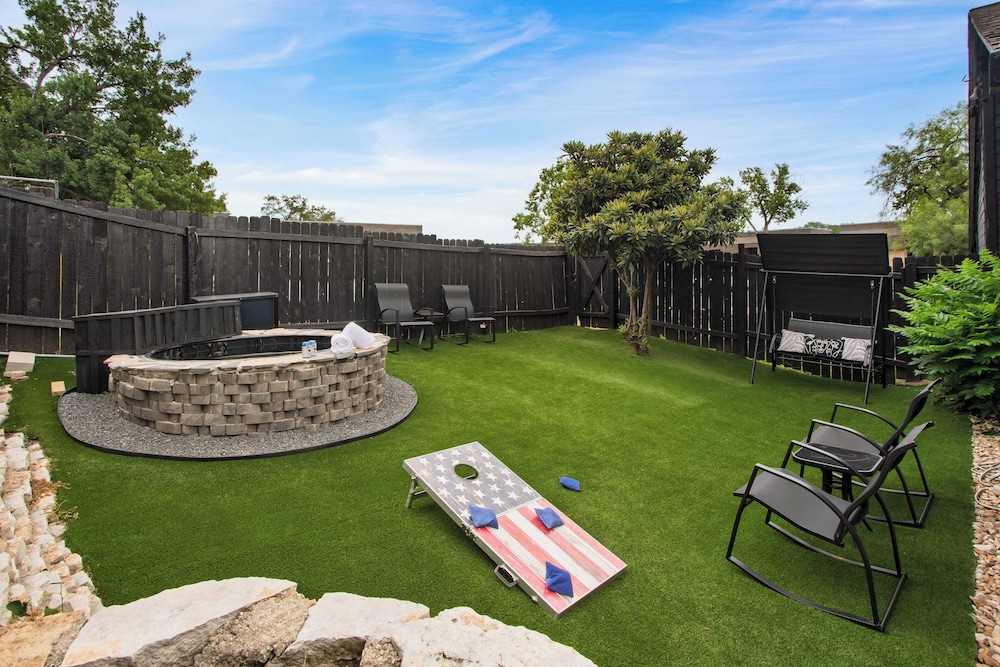 Austin Escape, Prime Location + Shared Yard Oasis Fairlawn Buyout by Avantstay