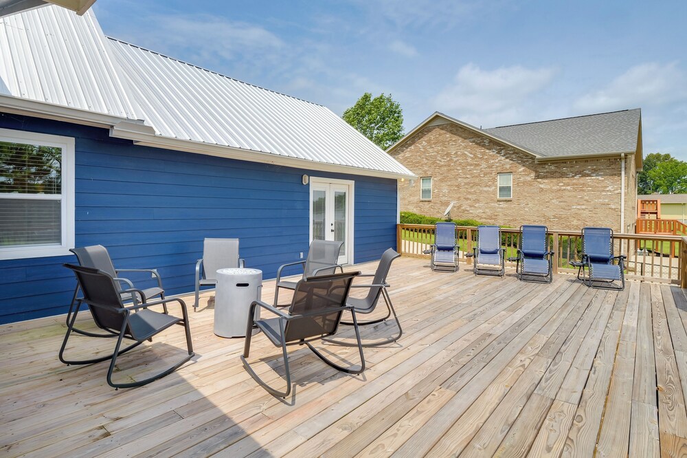 Group Getaway: Lakefront Retreat in Fayetteville!