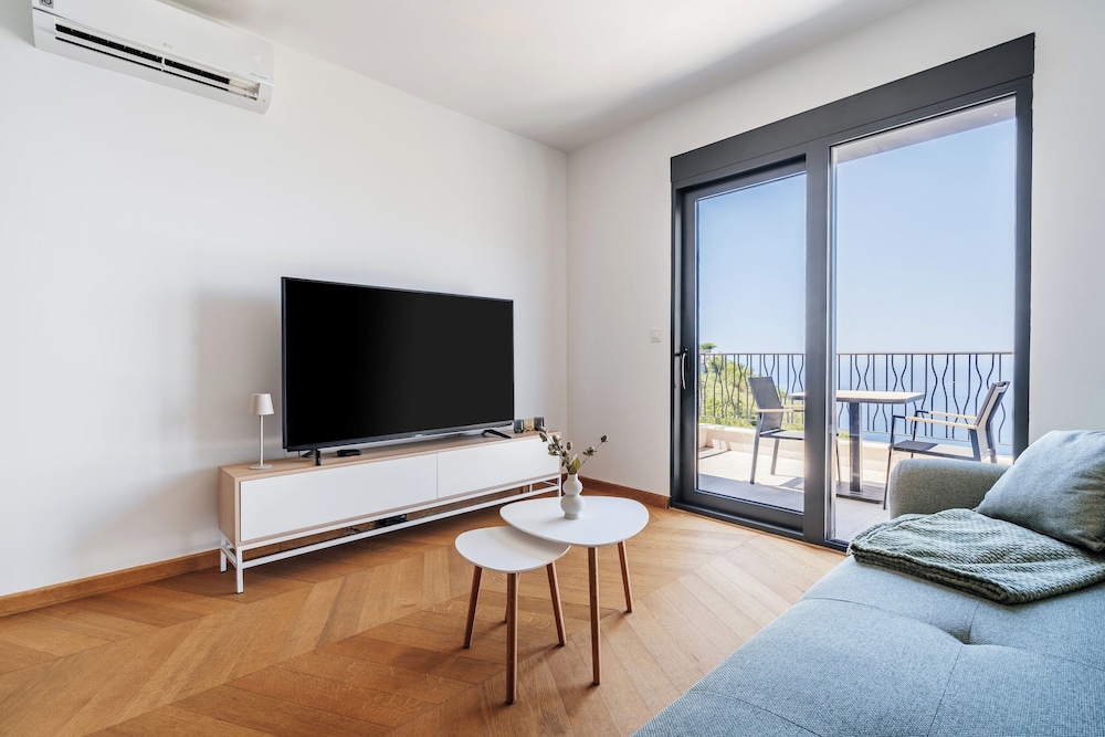 The View - Apartment with pool
