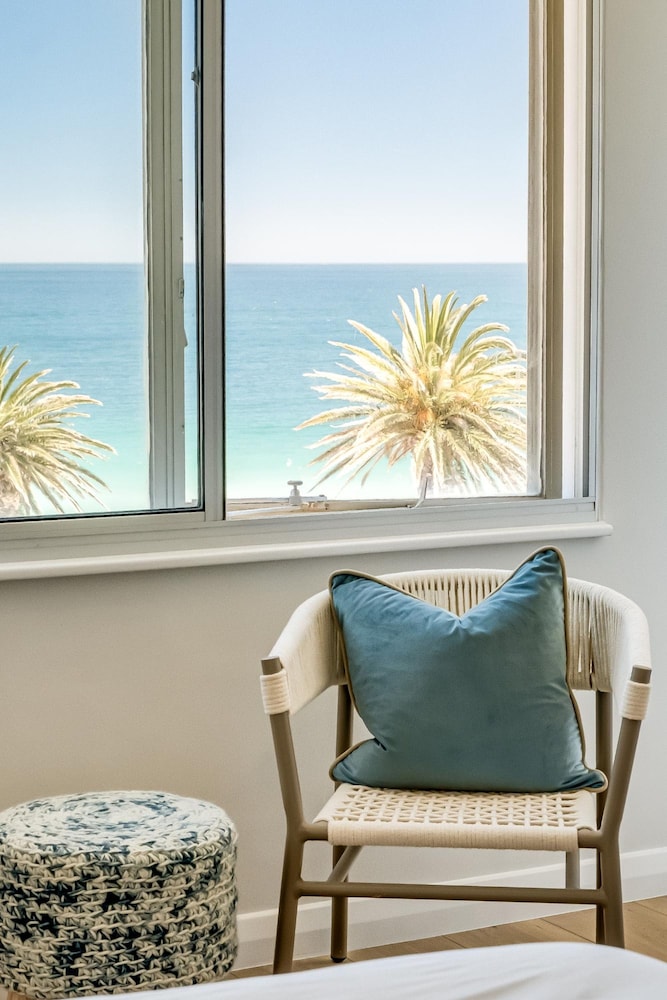 Apartment w Sea Views by Camps Bay Beach Kyanos