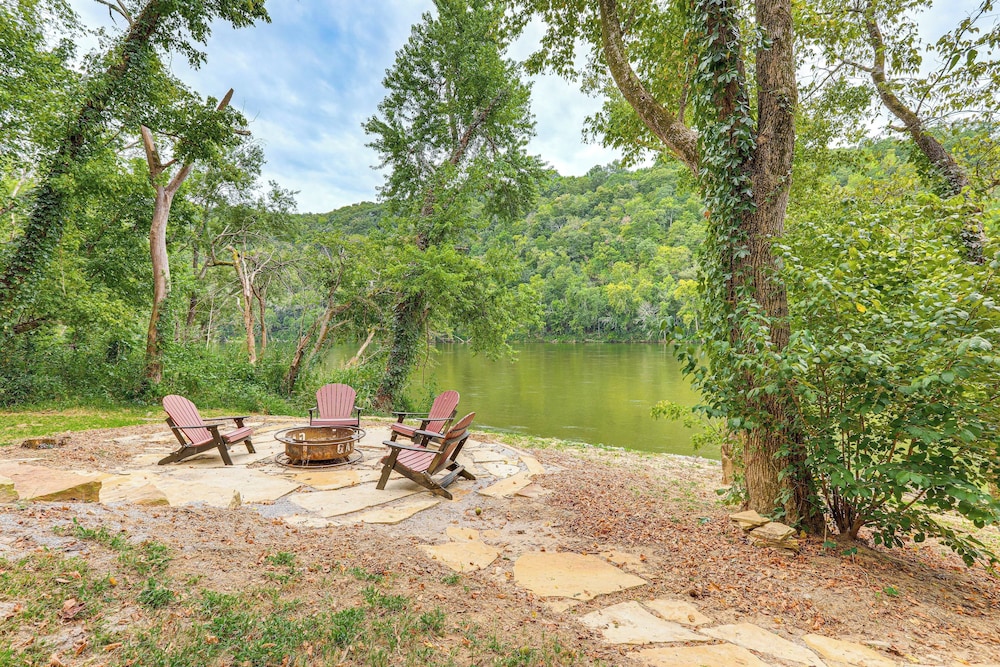 Relax on the River: Modern Mountain View Escape!