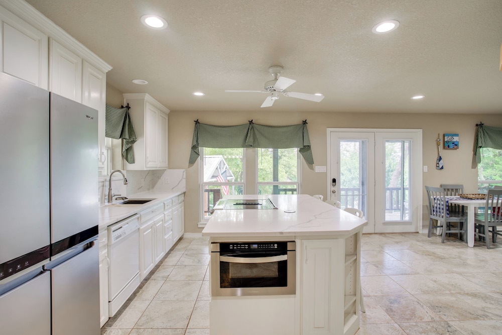 Waterfront Lake Bridgeport Home w/ Private Dock