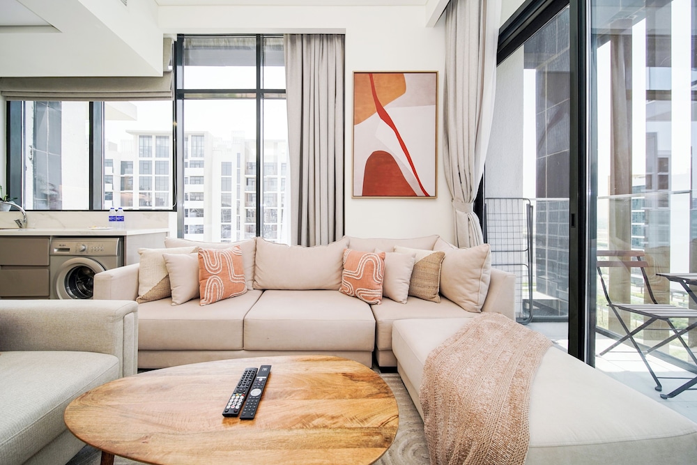 PVH - Stylish 1BR - Azizi Riviera