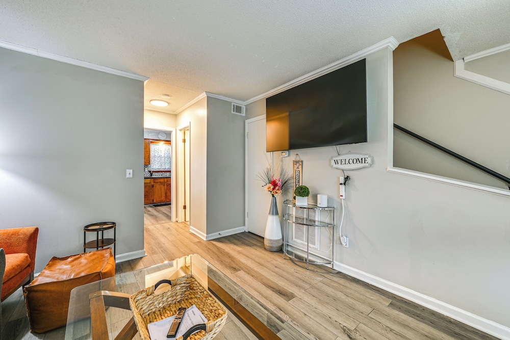 < 2 Mi to ECU & Medical District: Retreat w/ Patio