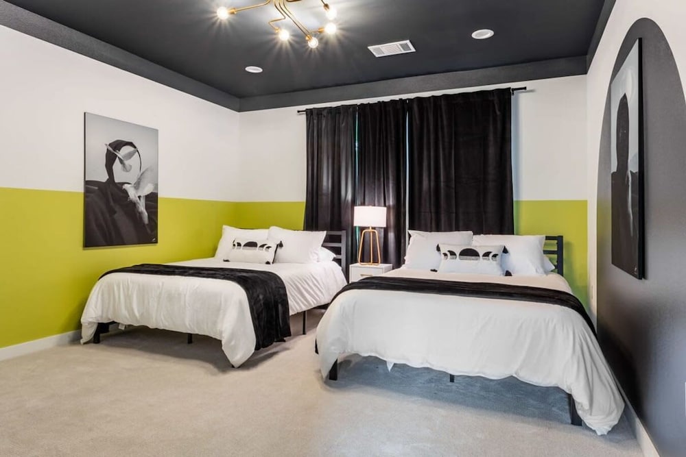 Massive 10br Compound6 Min to Downtown Austin
