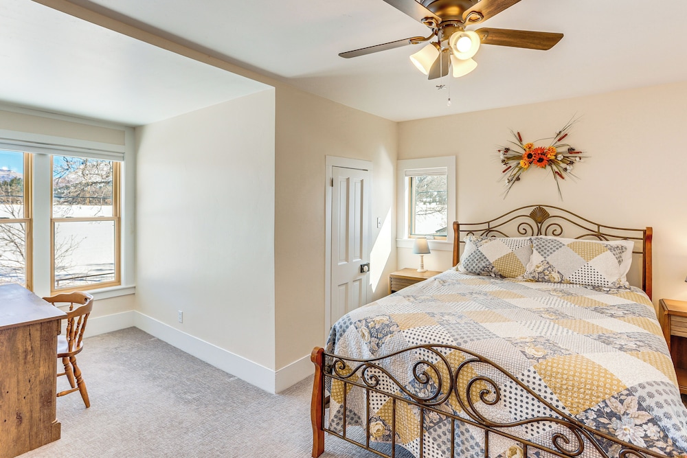 Patio & Mountain Views: Farmhouse in Mancos!