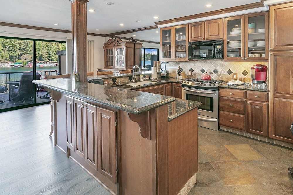 Lakeside Comfort 3 Bedroom Condo
