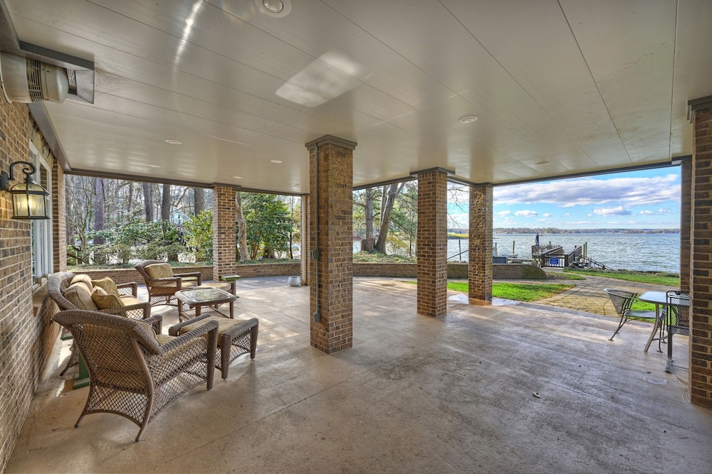 Landover Lodge by Avantstay Waterfront Dock