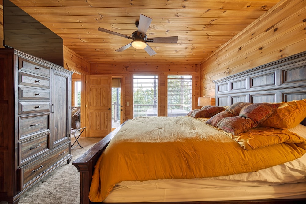 Cabin w Amazing Views Theater Firepit Hot Tub