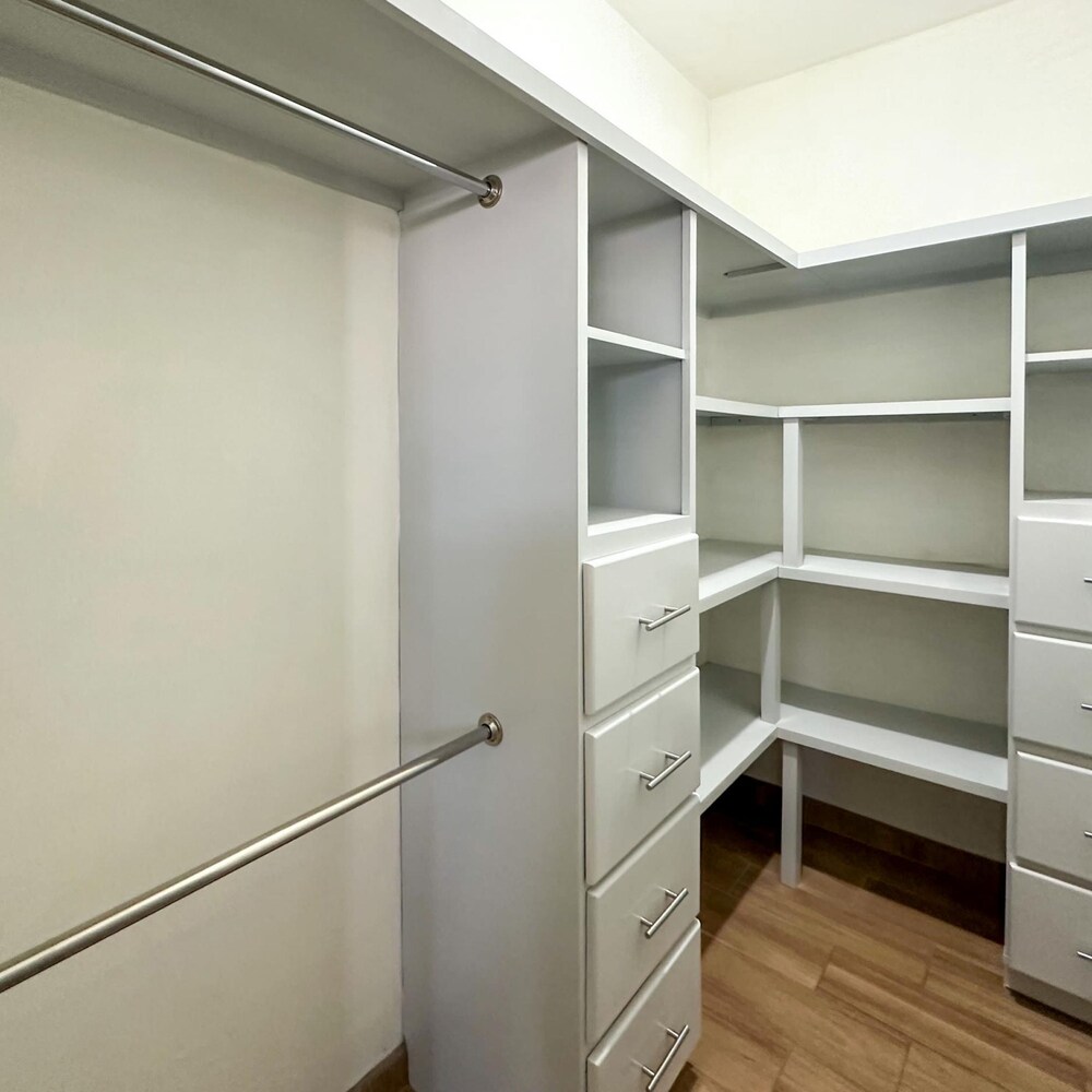 Sleek Downtown Escape With Private Parking