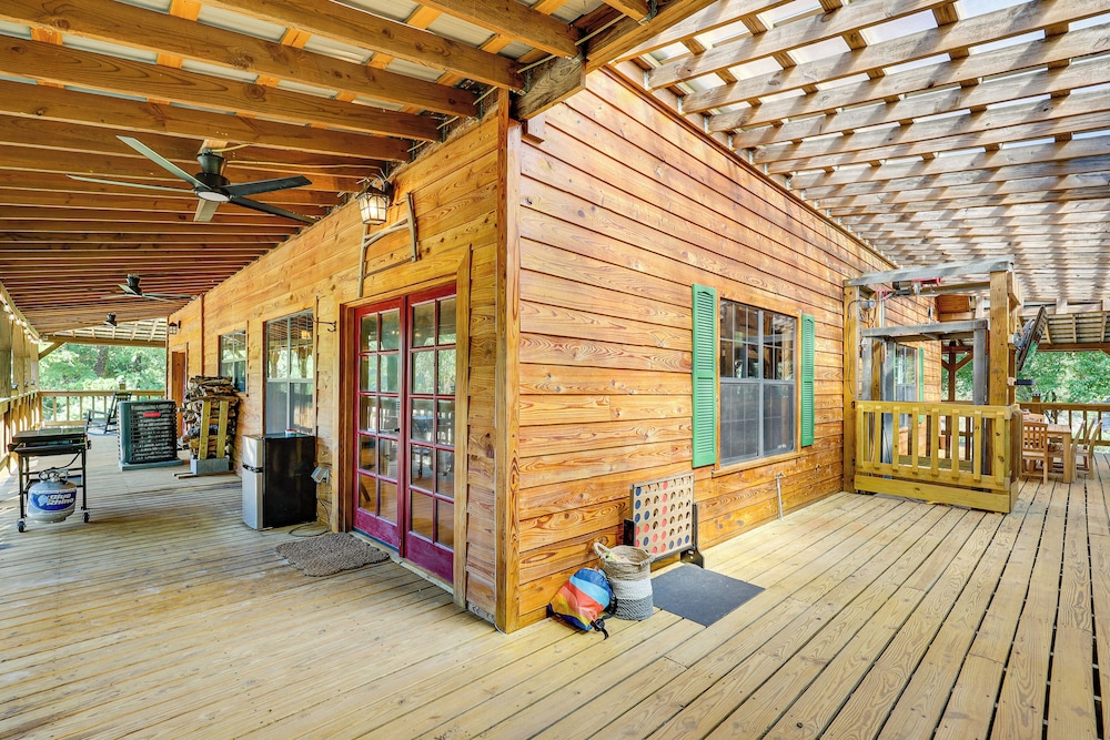 Creek Access, Games: Family-friendly Royal Retreat