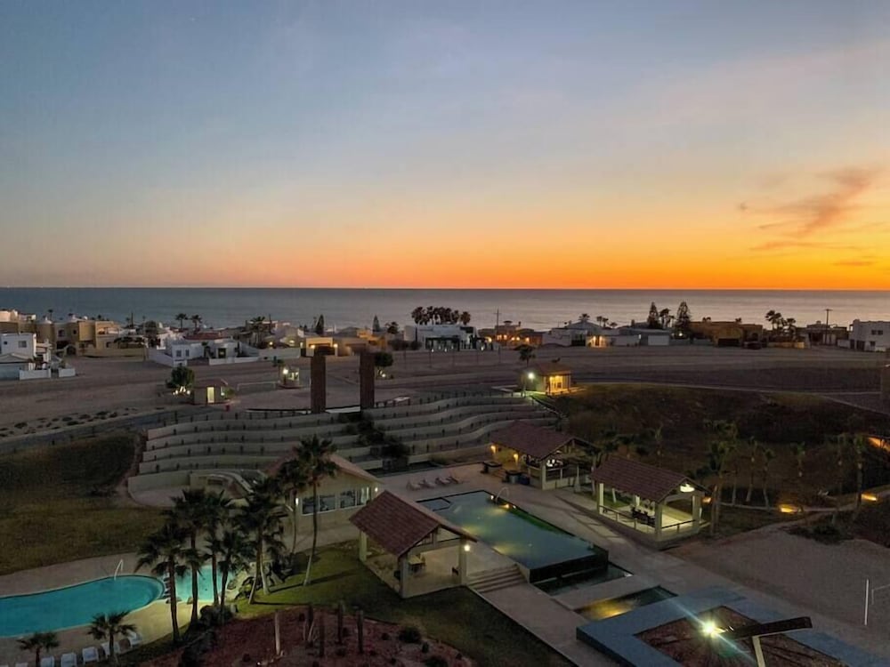 Admire Sea View From a Stunning Condo