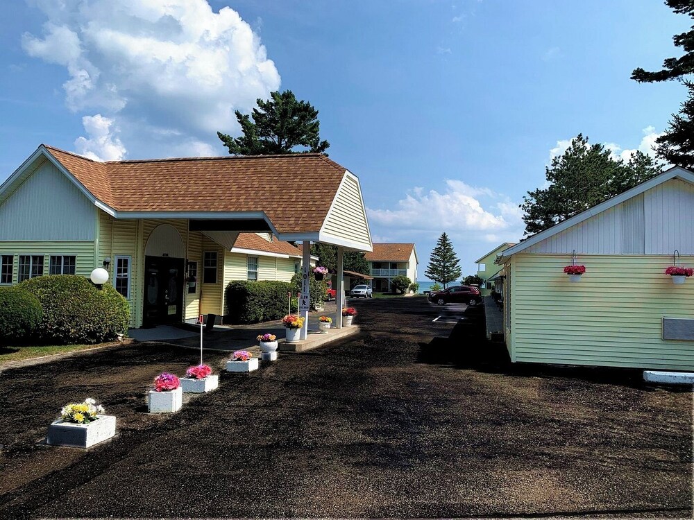 Lake Cottage at Beachcomber of Mackinaw