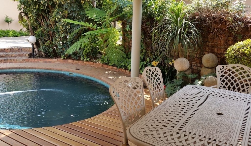 Royal Ridge Guest House and Apartments