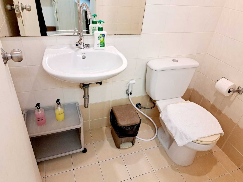 2D - 3 Bedroom Downtown Apartment With Shared Pool