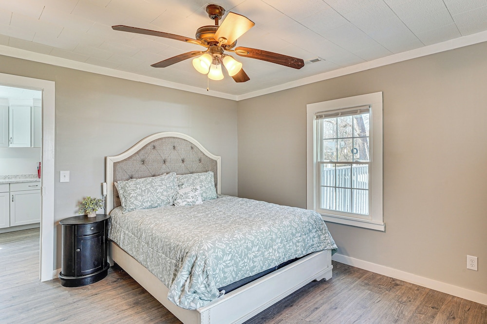 Close to Shops, Eats & Hospital: Roxboro Retreat