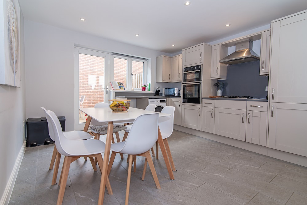 Elegant Ludlow Haven: 4Bed Ultimate Tranquility