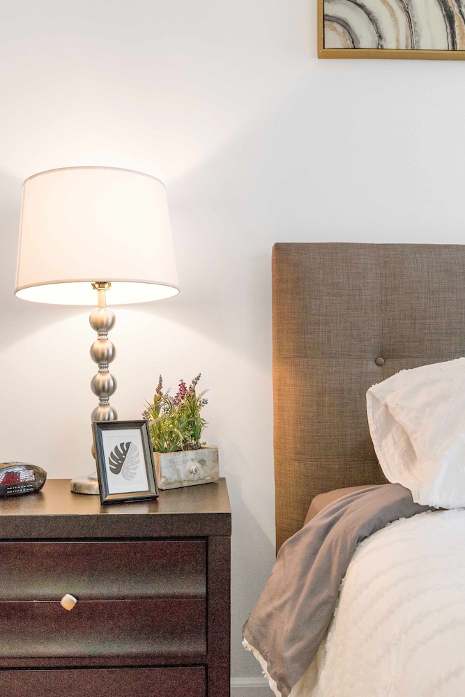 Stylish Deluxe 1BR At HWH by Oneluxstay